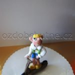 marcipanová figurka na dort Hurvínek na koloběžce