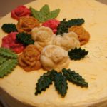 dort krémový s barevnými ružičkami