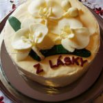 dort s bílou orchidei a textem