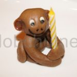 figurka opička na dort se svíčkou