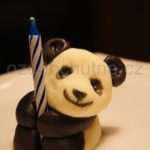 figurka panda na dort se svíčkou