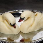 marcipanové figurky labutě