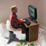 marcipanová figurka na dort kluk u počítače