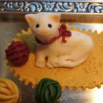 kočička s klubíčky-figurka na dort
