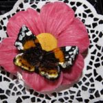 marcipanový motýl na květině