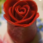 červená růže na dort