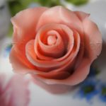 růžová růže na dort