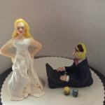 svatební figurky ženich u počítače a naštvaná nevěsta